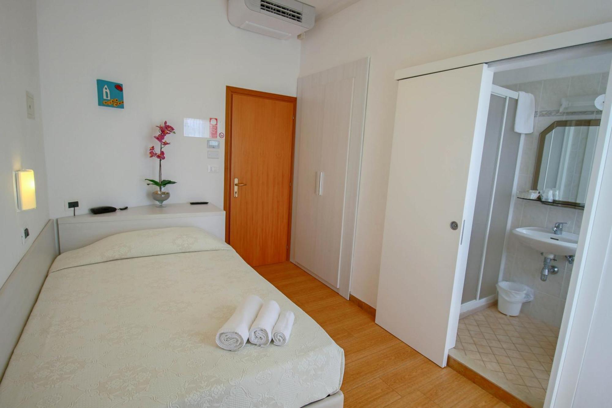 Manuela Hotel 3*